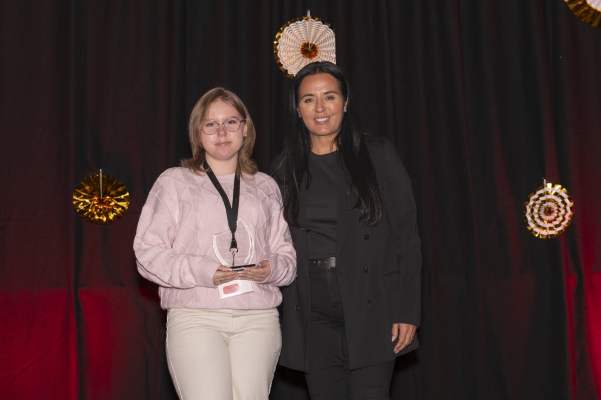 Alycia Trudel-Lévesque se fait remettre le Prix Rosario-Demers Jeunesse par la mairesse, Soraya Martinez Ferrada