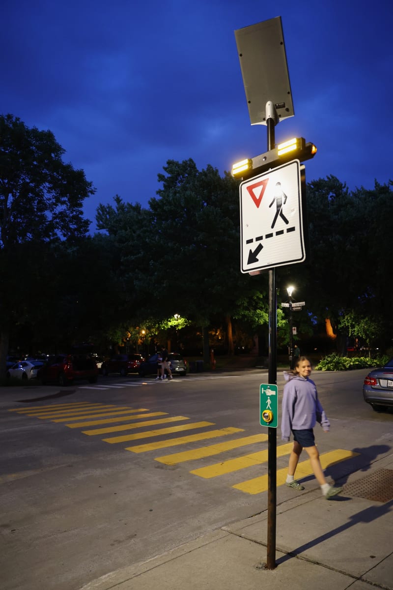 Traverse lumineuse sur le boulevard Monk et la rue Garneau