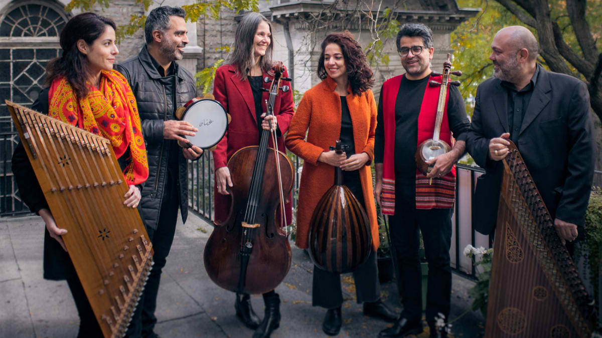 Les musiciens de l'Ensemble Urmawi posent avec leurs instruments