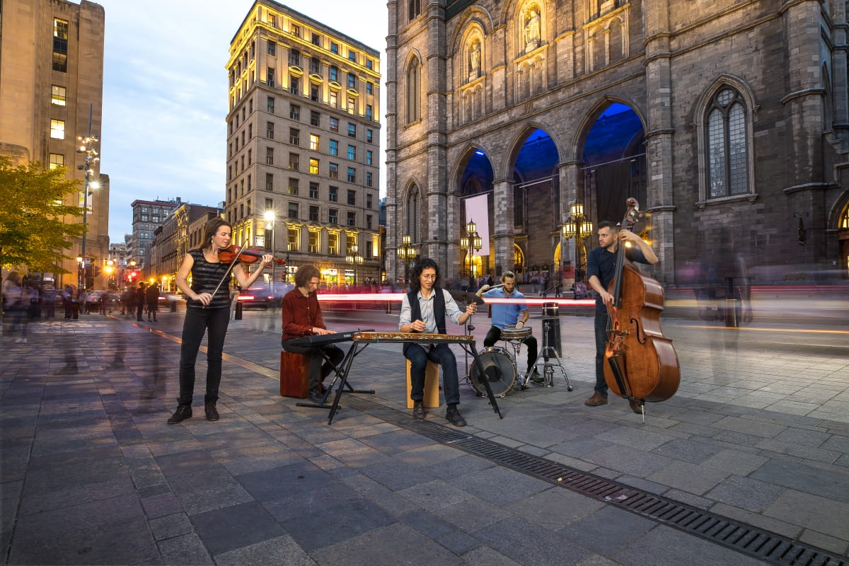 Le groupe musical Huu Bac joue dans une ruelle.