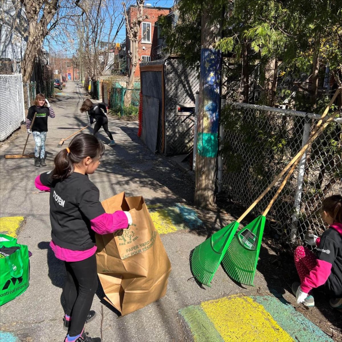 Corvée de propreté citoyenne dans une ruelle de VSP.