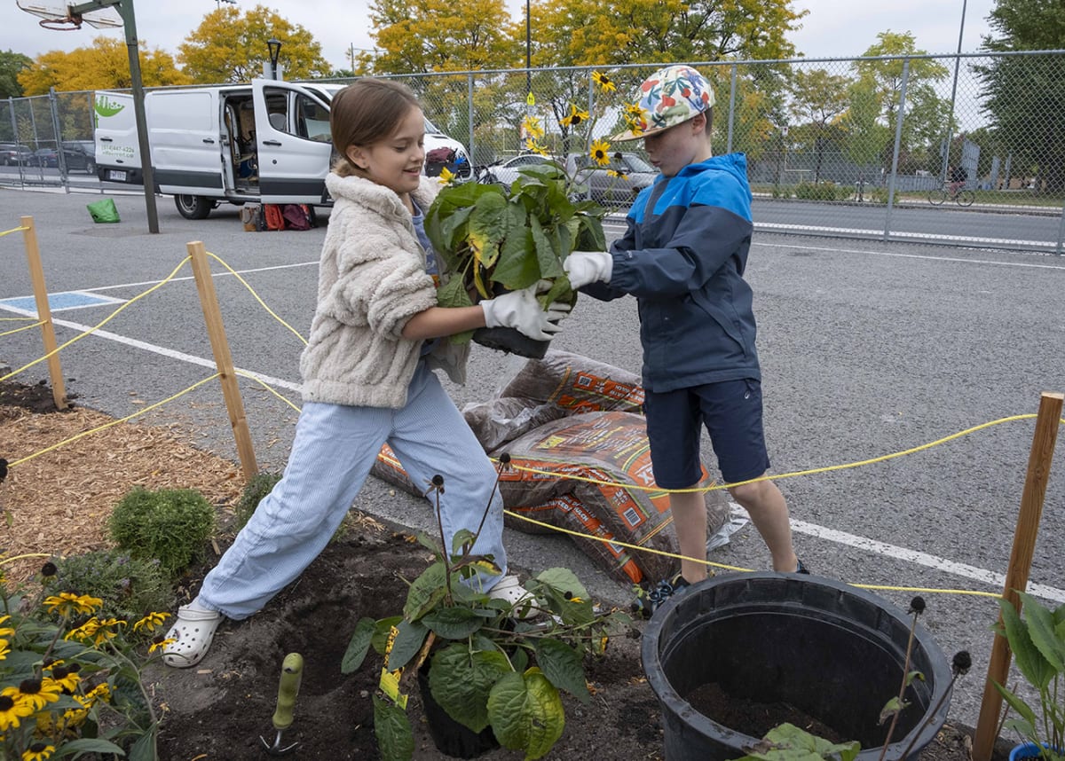 Des élèves participent à la plantation du nouveau site Bye Bye Béton! de l'école Marie-Favery