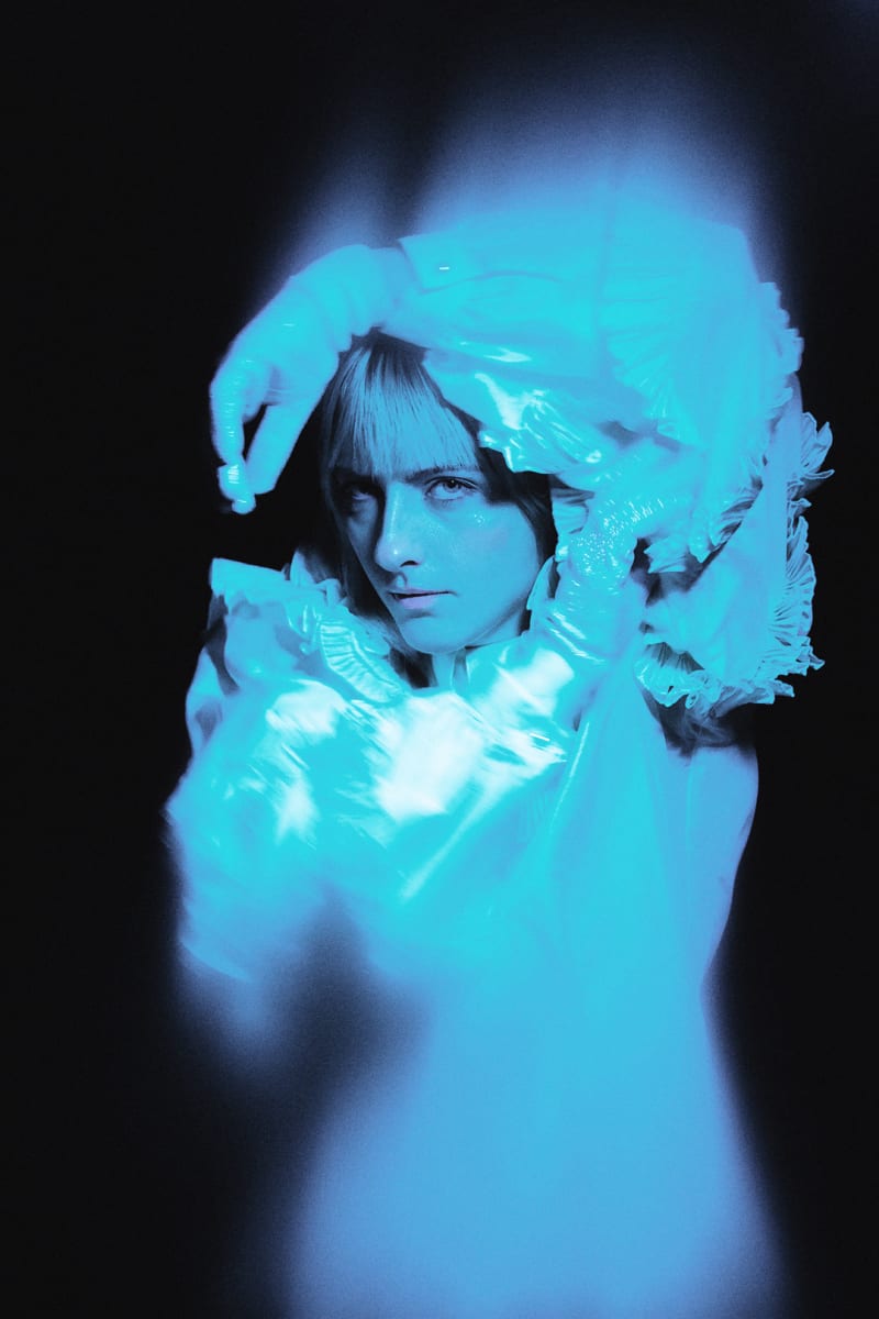 Photo de l'artiste Laurence-Anne dans un éclairage bleuté