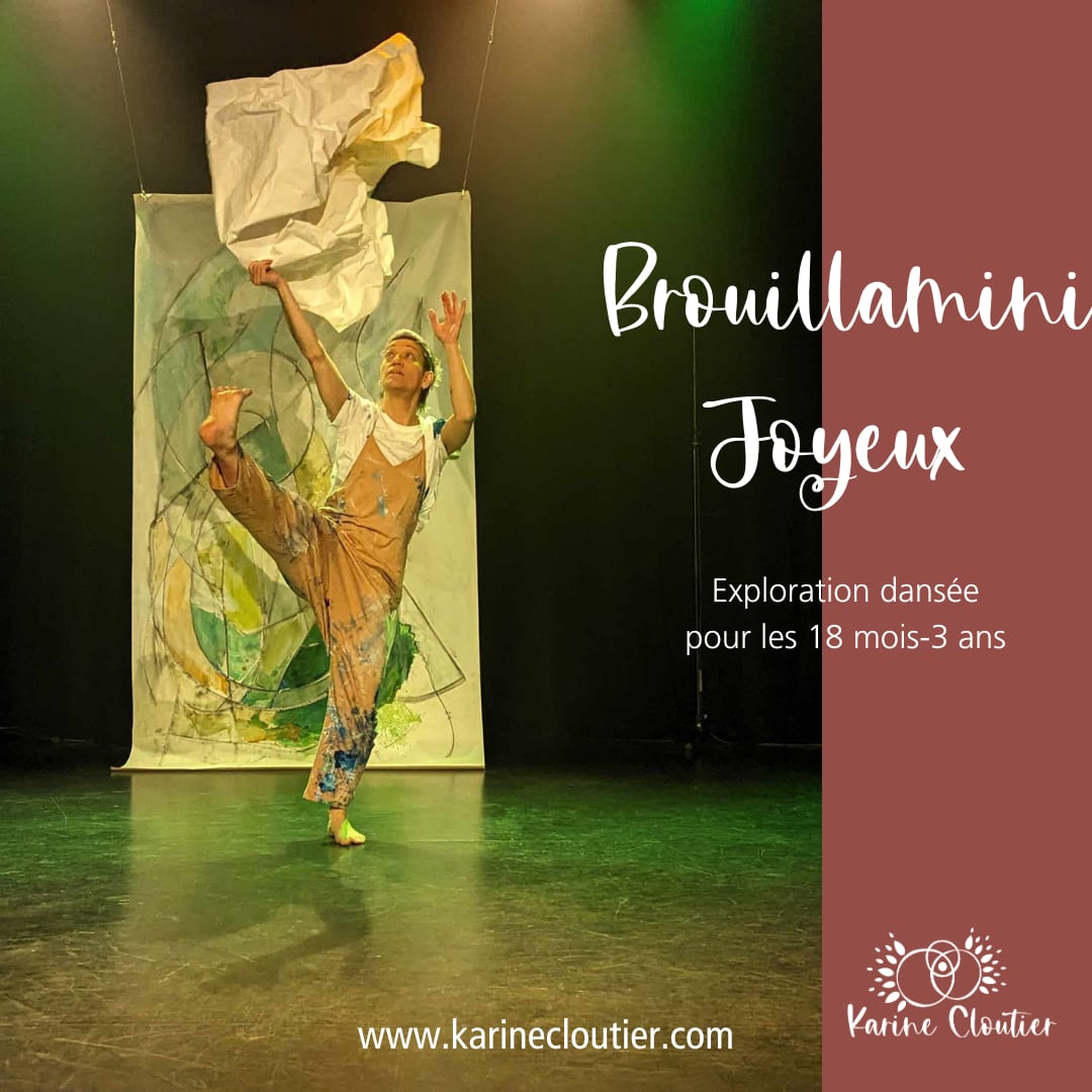 Une artiste sur scène qui lance un papier