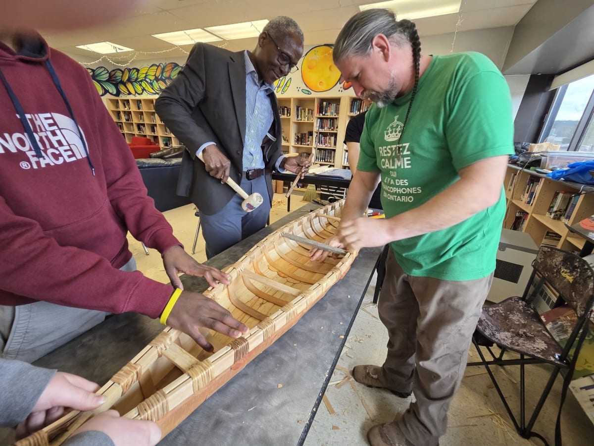 Fabrication d'un canot avec Christian Pilon. Crédit: école secondaire Cité Supérieure