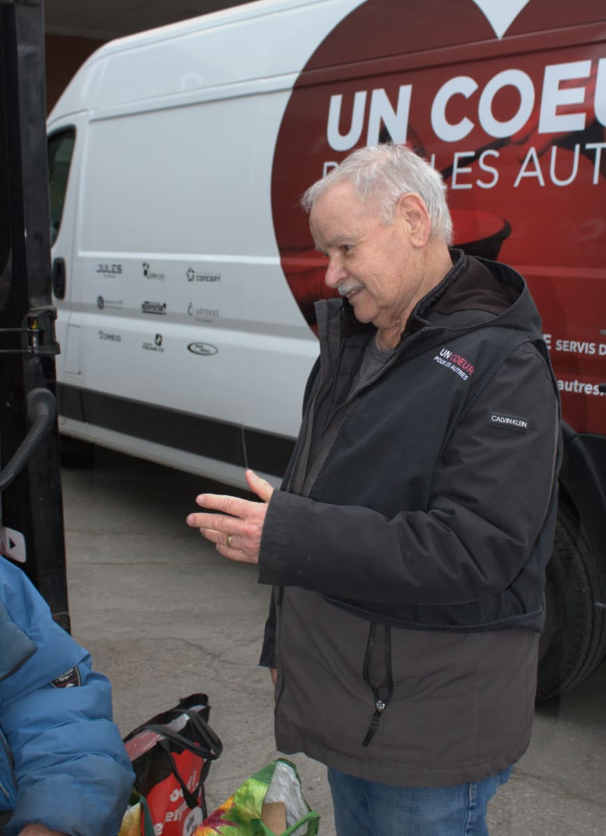 André Faucher discutant avec une personne