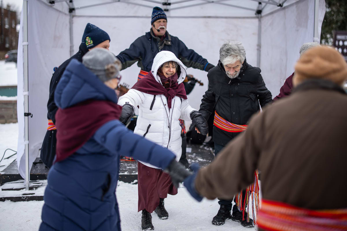 Des danseurs giguent sur la neige