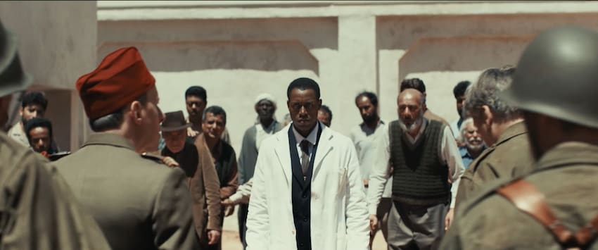 Frantz Fanon au milieu de militaires