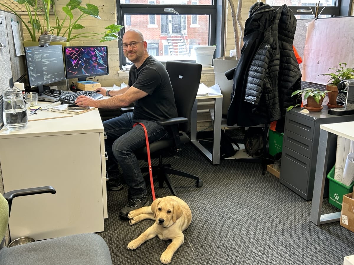Fabrice et Trek au bureau