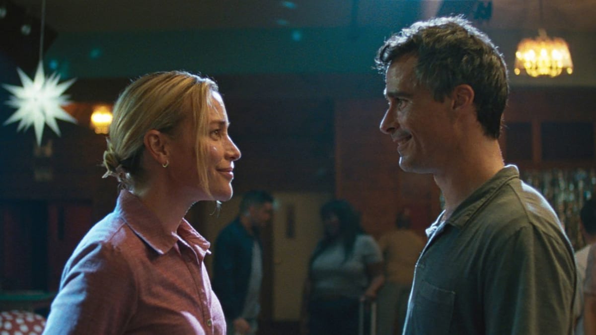 Deux protagonistes face à face qui se sourient