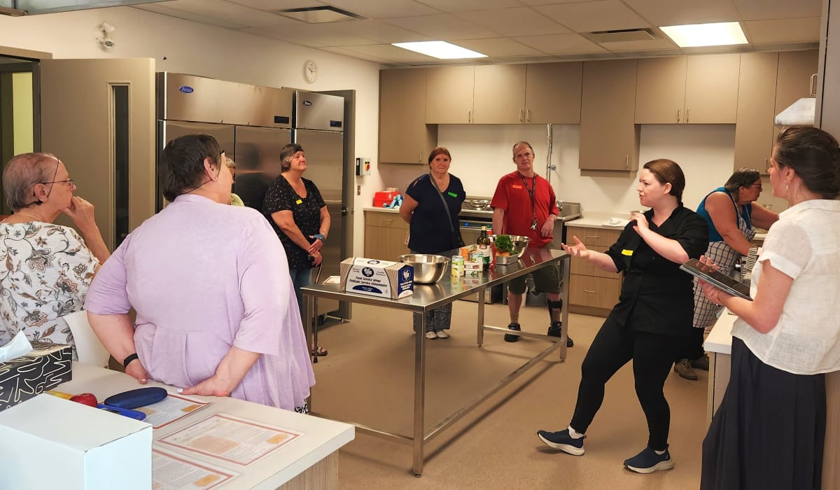 Des membres de l'organisme pour aîné(e)s Le Chez-Nous de Mercier-Est participent à un atelier de cuisine et de discussion sur la nourriture.