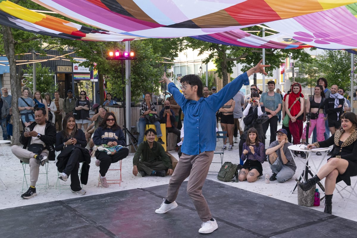 Performance artistique à la place du Village