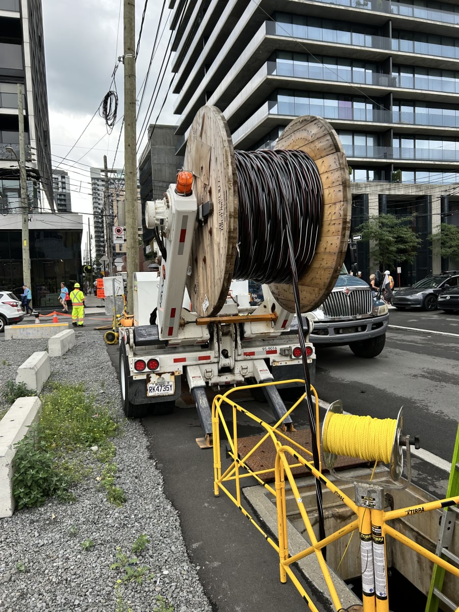 Tirage des câbles dans les conduits souterrains sur la rue Young