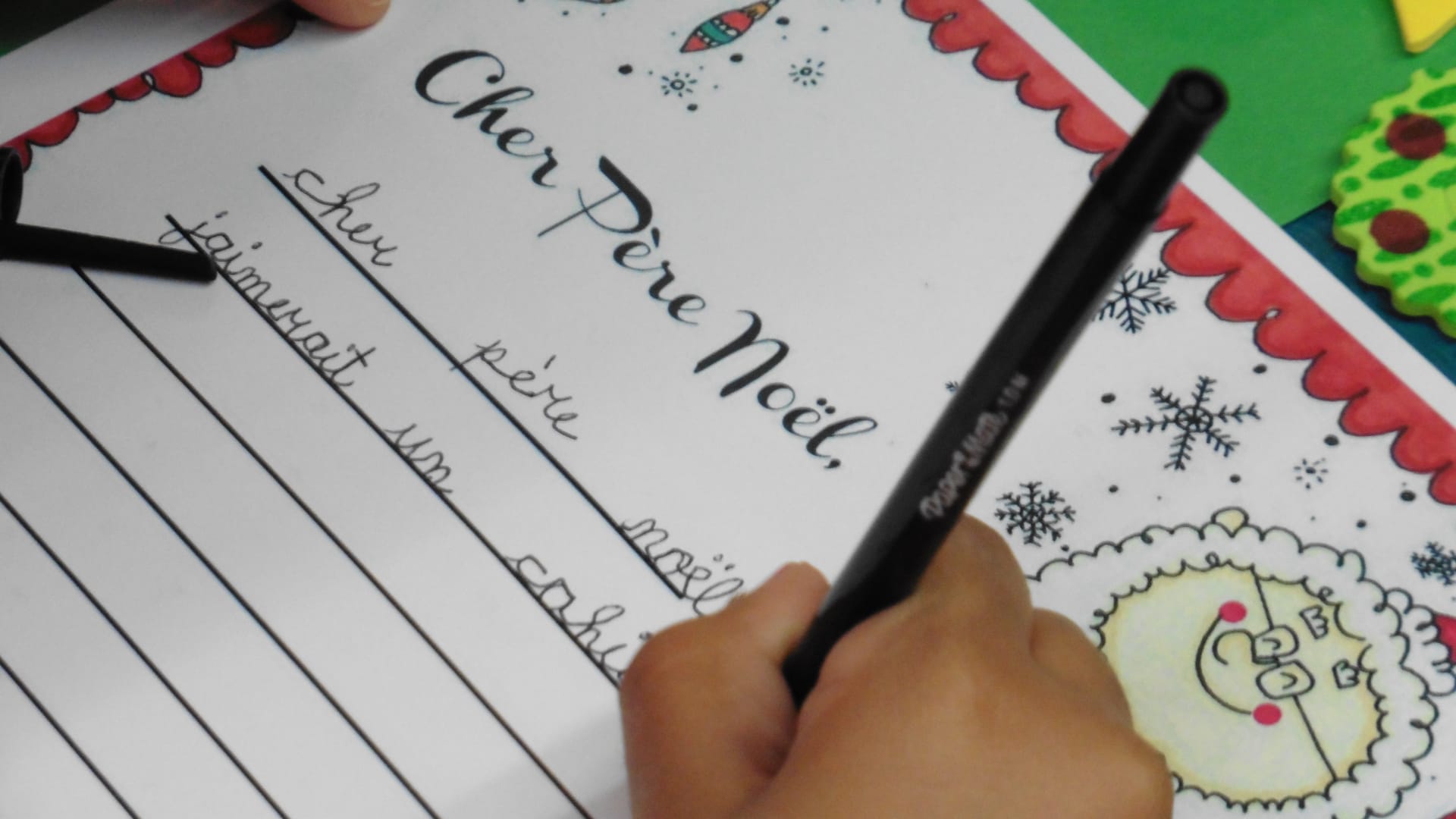 Atelier d’écriture d’une lettre au Père Noël et décoration de biscuits.