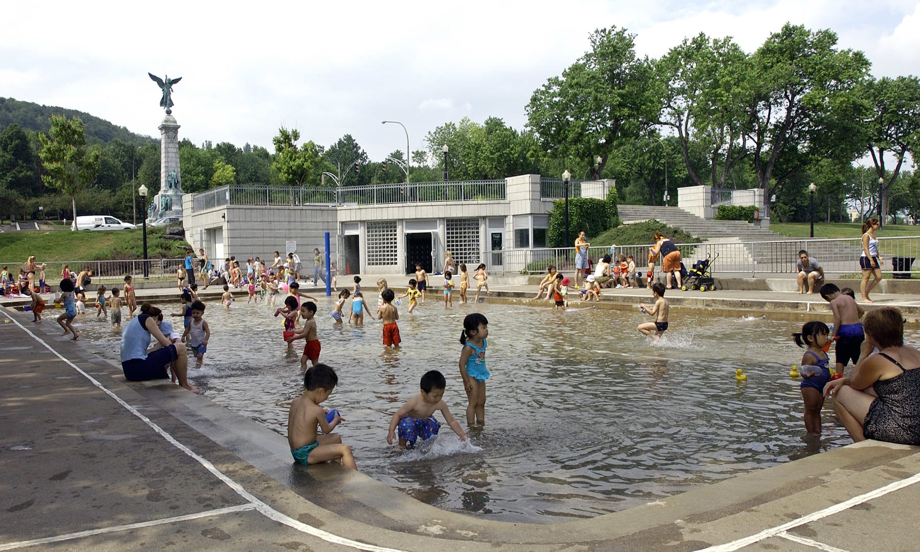 Heure du conte à la pataugeoire du parc Jeanne-Mance
