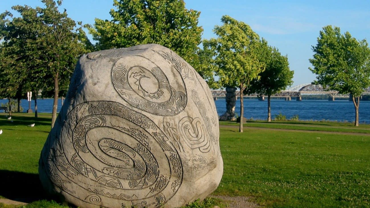 Waterfront Maternity Photos at Parc Rene Levesque