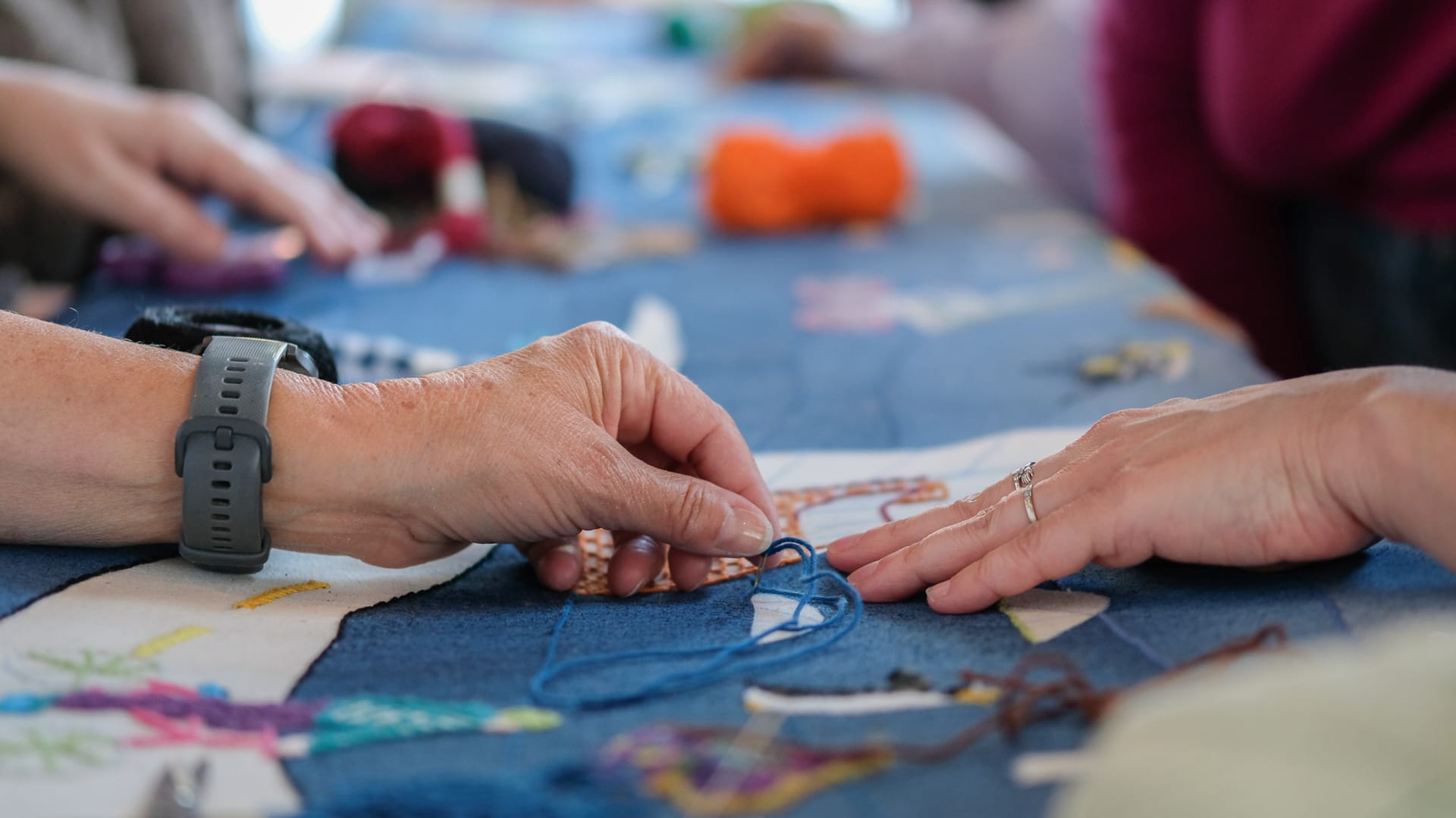Au fil de l'autre : Ateliers intergénérationnels de broderie collective