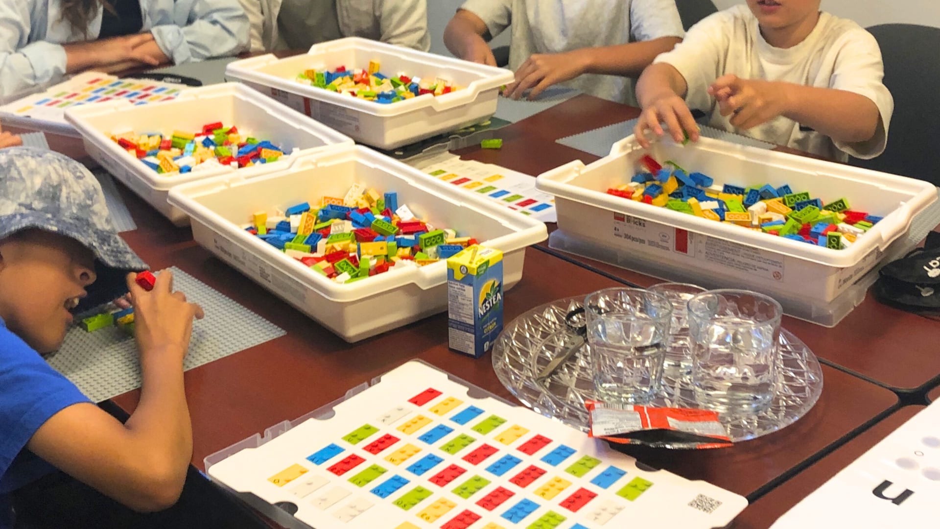 Initiation au braille avec des blocs LEGO