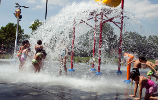 Enfants dans les jeux d'eau