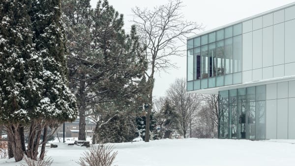 Vue extérieure de la Bibliothèque de Pierrefonds en hiver