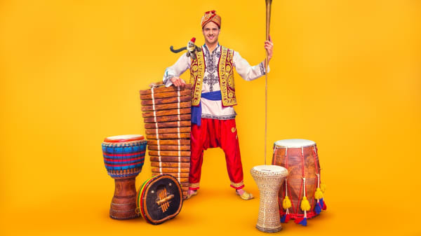 Le musicien Kattam avec différents instruments