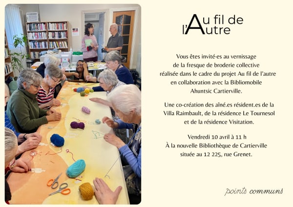 Photo : Groupe de personnes assises autour d’une grande table dans une bib