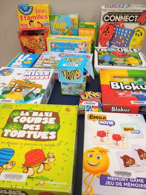 Jeux de société sur une table
