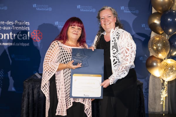 Josée Lapratte, lauréate pour le prix bénévole en développement social, accompagnée de Catherine Dufresne.