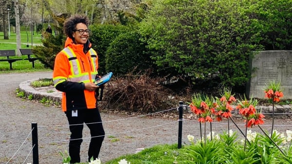 Jasmine Kabuya Racine examine un jardin du Sud-Ouest