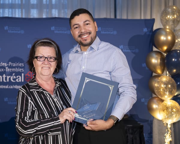 Michèle Charest, lauréate du prix coup de coeur, accompagnée de Bryan Cruz.