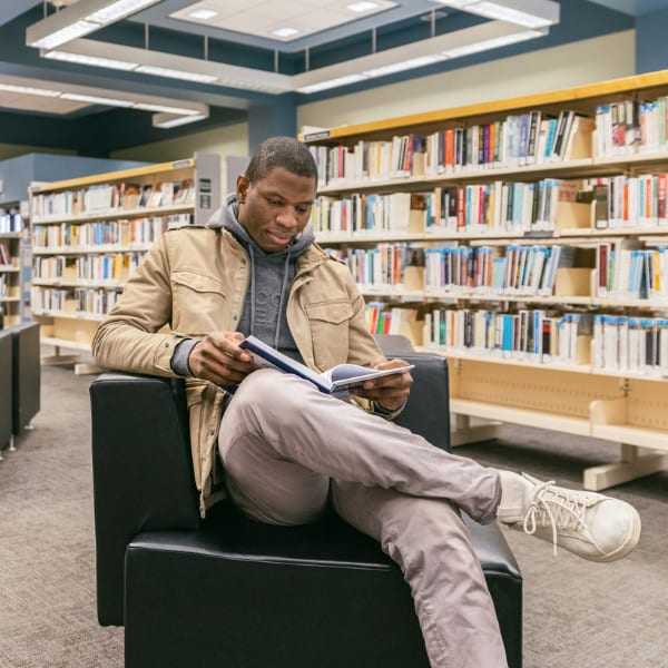 Lecteur dans une bibliothèque