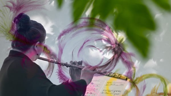Flûtiste sur fond d'œuvre d'art.