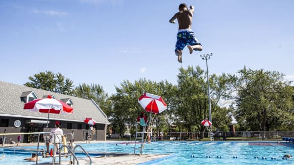 baigneur dans une piscine de Lachine.