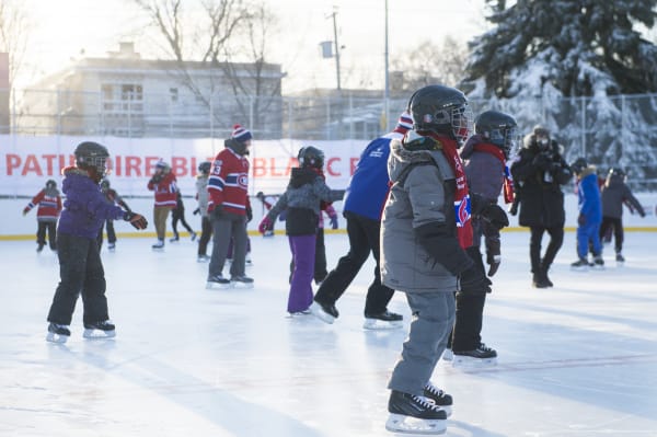 Enfants sur une patinoire.