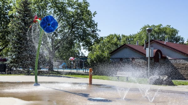 Jeux d'eau au parc Kirkland à Lachine.