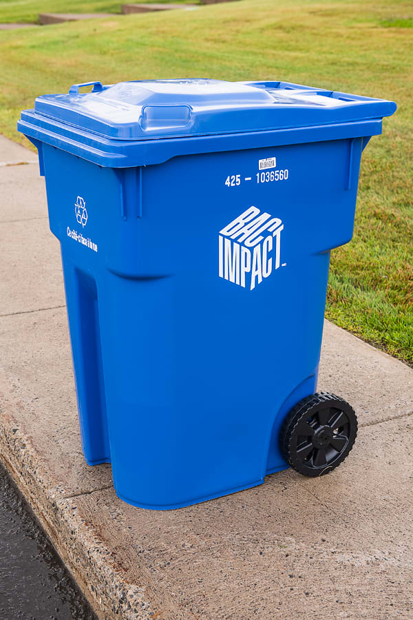 Bac bleu de 360 litres de marque Bac impact