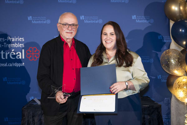 En l'absence de madame, un ami, accompagné de Marie-Ève Laviolette, a accepté le prix destiné à Lise Rocheleau Ouellet, lauréate du prix bénévole rassembleuse.