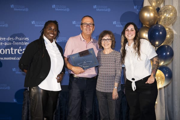 Yvan Landy et Sylvie Côté, lauréat(e)s du prix bénévole en événement, accompagnés de Myriam Jospeh et Catherine Brunelle.