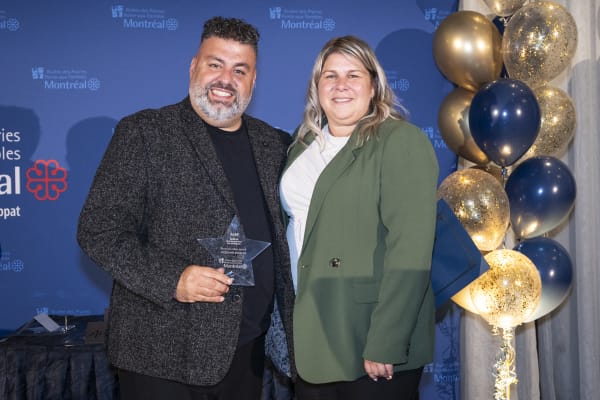 Stefano Polillo, lauréat du prix bénévole du milieu sportif, accompagné de Karine Benoit.