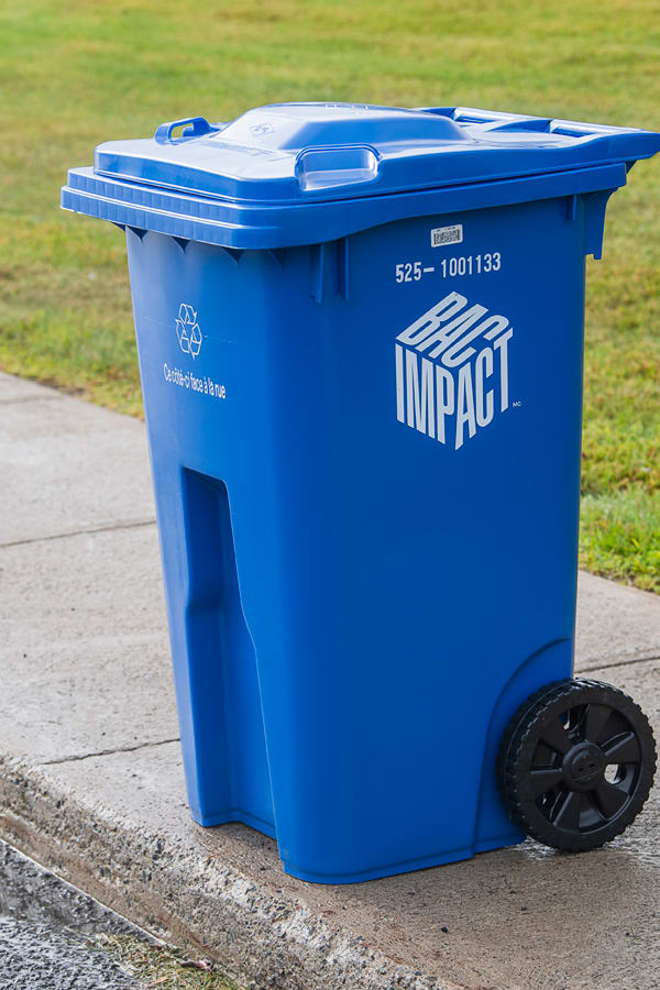Bac bleu de 240 litres avec marque Bac impact