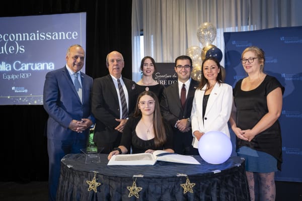 Rosalia Caruana, lauréate du prix des élu(e)s, accompagnée des élu(e)s de l'arrondissement.