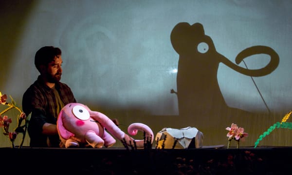 Une marionnette éléphant projette une ombre.