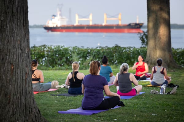 Yoga dans le parc