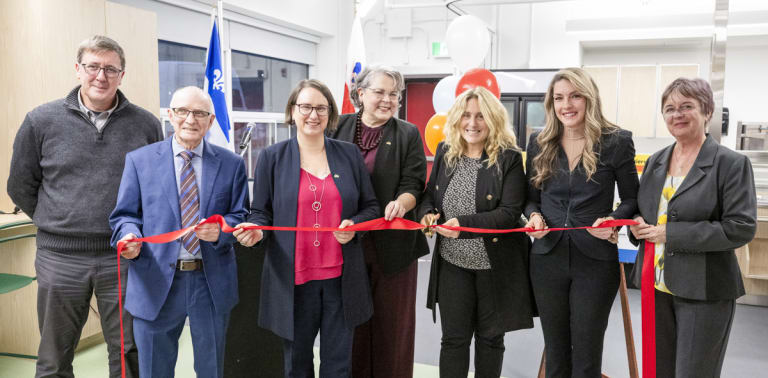 Coupure du ruban lors de l'inauguration de la cuisine du CABBC