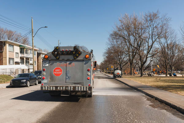 Camion citerne arrosant la chaussée