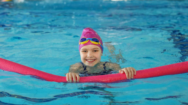 Enfant dans la piscine