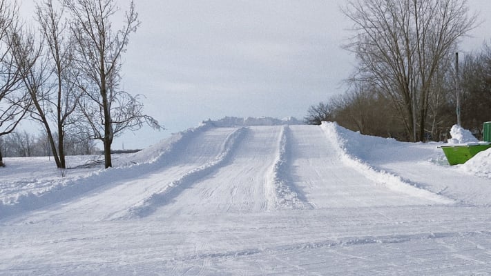 Butte de glissade du parc des Rapides