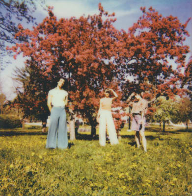 Les musiciennes du groupe Marcia devant un arbre.