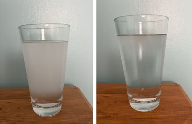 Deux images d'un même verre d'eau où le premier est d'apparence blanchâtre et le deuxième est bien clair.