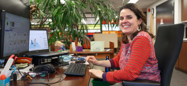 Ana assise à son ordinateur, offrant un atelier virtuel du Fab Lab